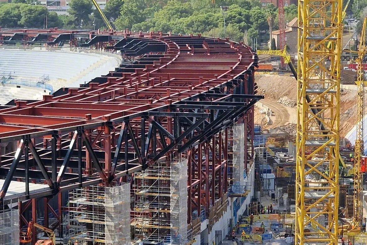 新诺坎普已经开始搭建第三层看台#巴萨# ​​​