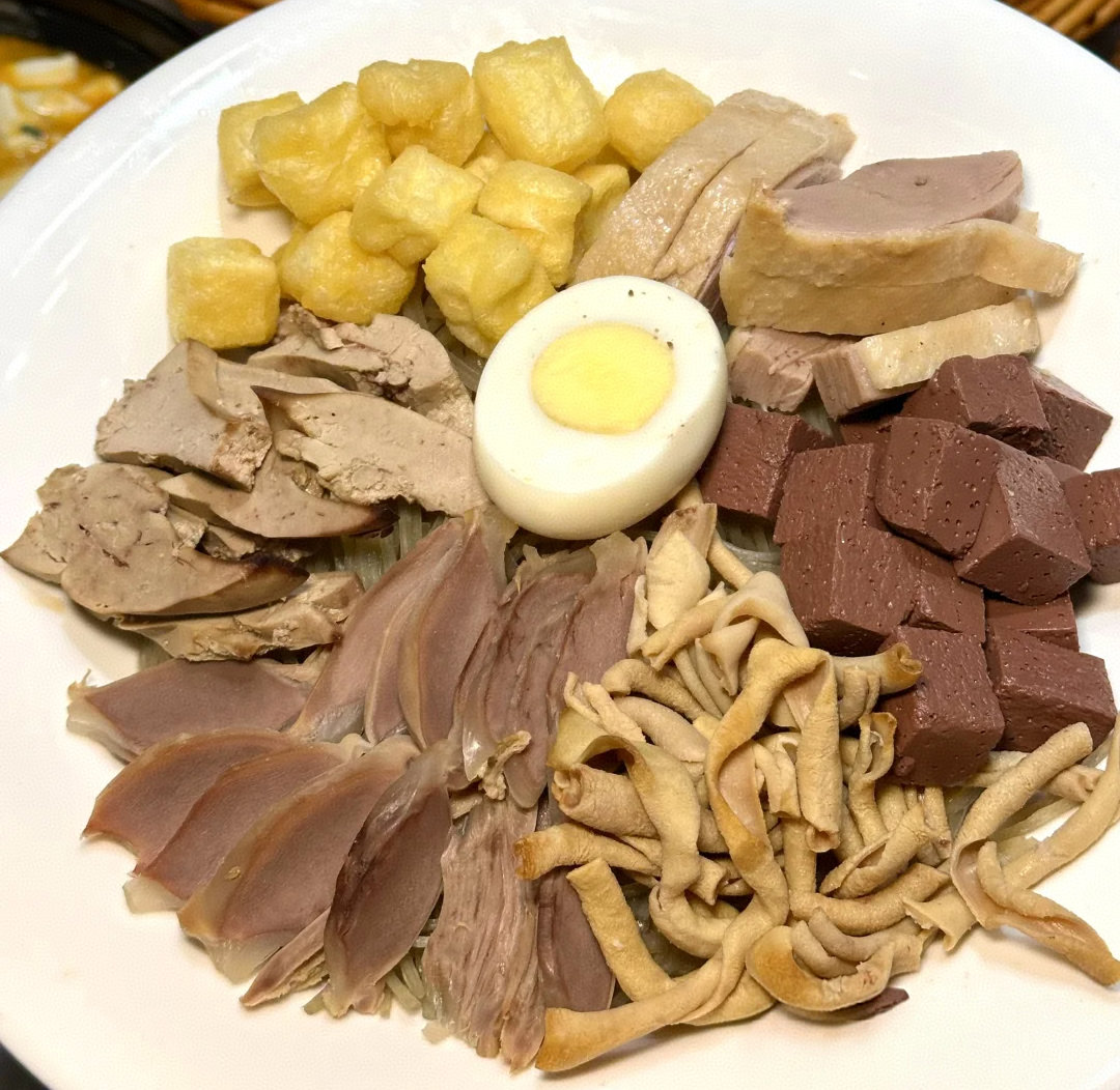此番踏足南京，专等暮色落满梧桐，一头扎进老城南的烟火巷，尝尝江南人家的晚饭滋味。