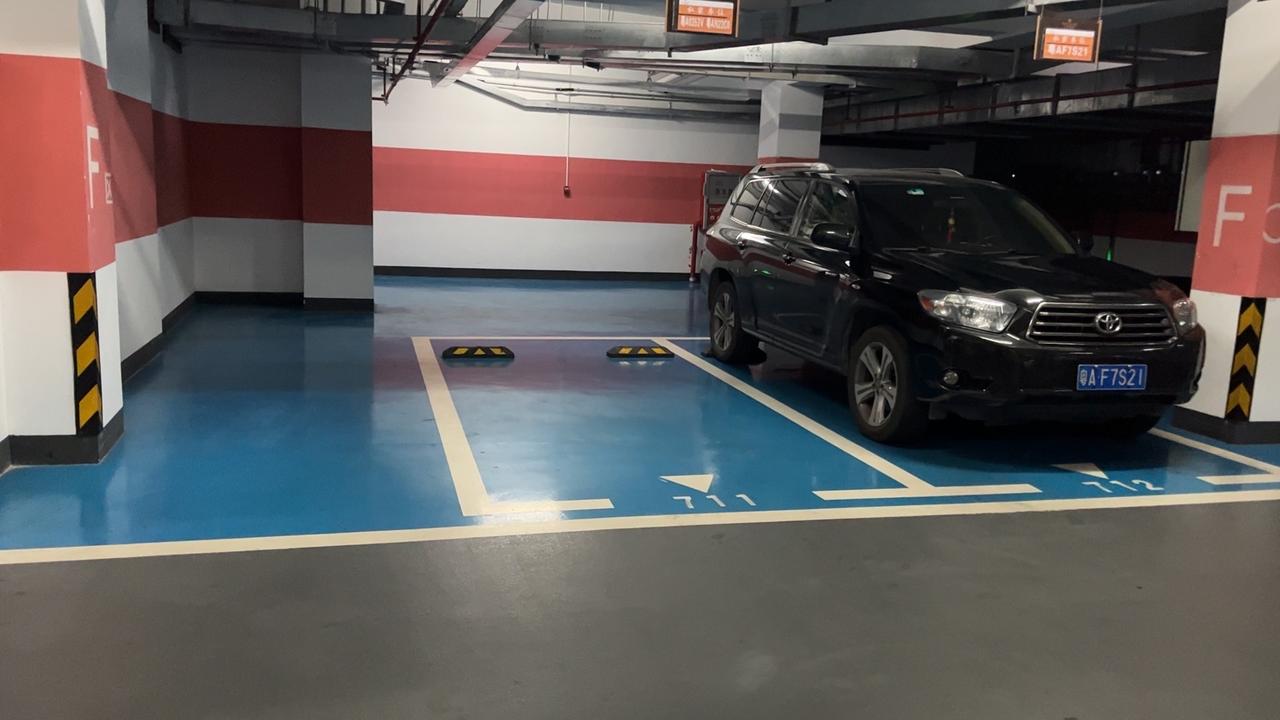 广州产权车位市场动态：配套升级与规范发展引关注
广州产权车位市场近期呈现配套升级