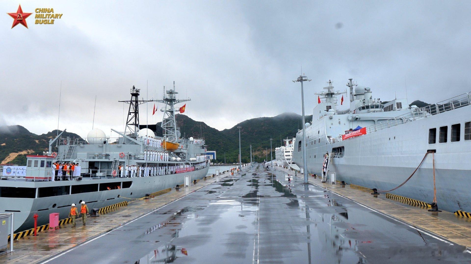 海军071长白山舰，综合保障船向前进1号，训练舰郑和号访问越南，这三艘舰的吨位加