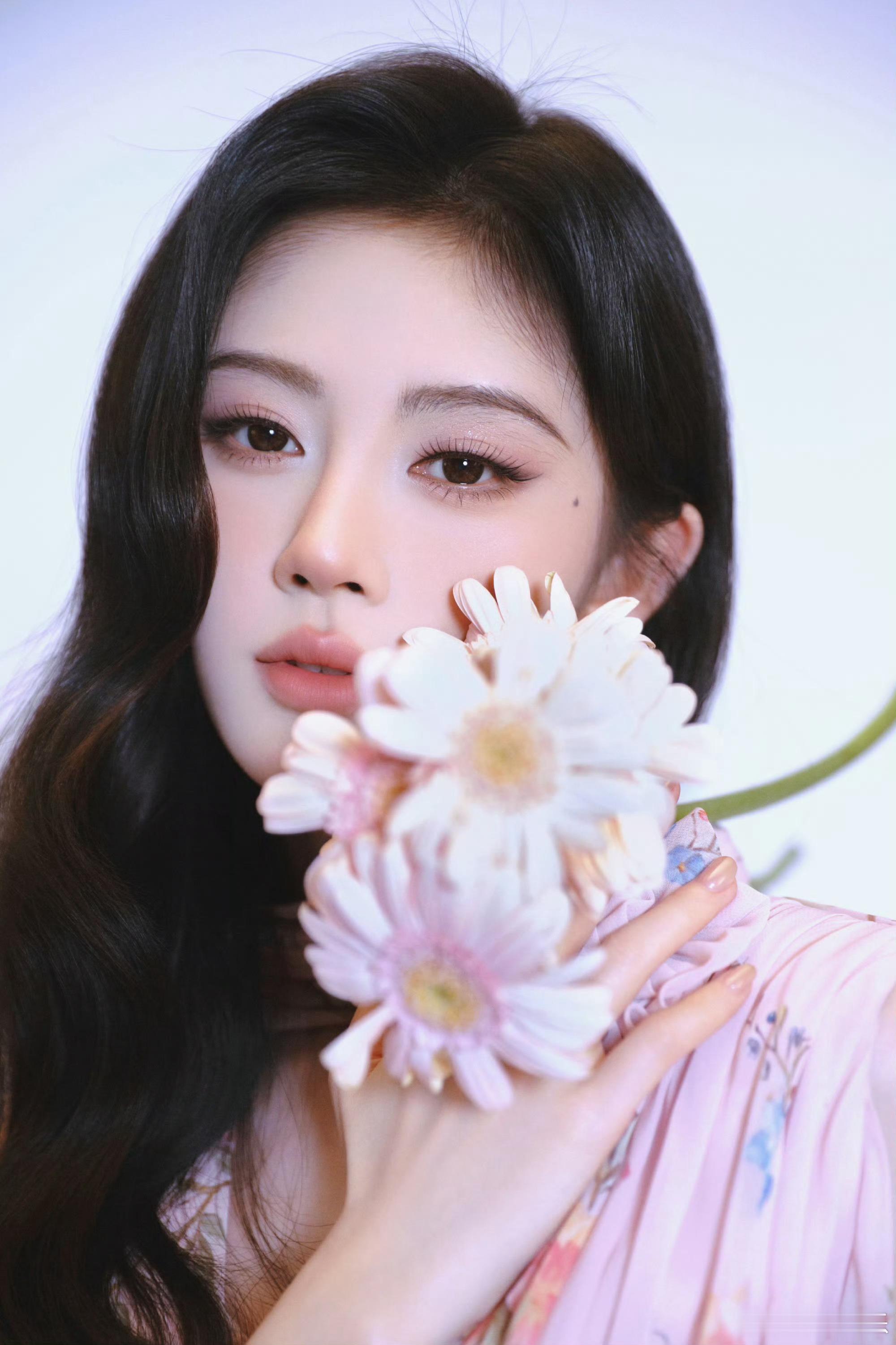 鞠婧祎今晚品牌活动造型出图，印花长裙好像花仙子啊，好有氛围感的造型，和鞠婧祎好搭