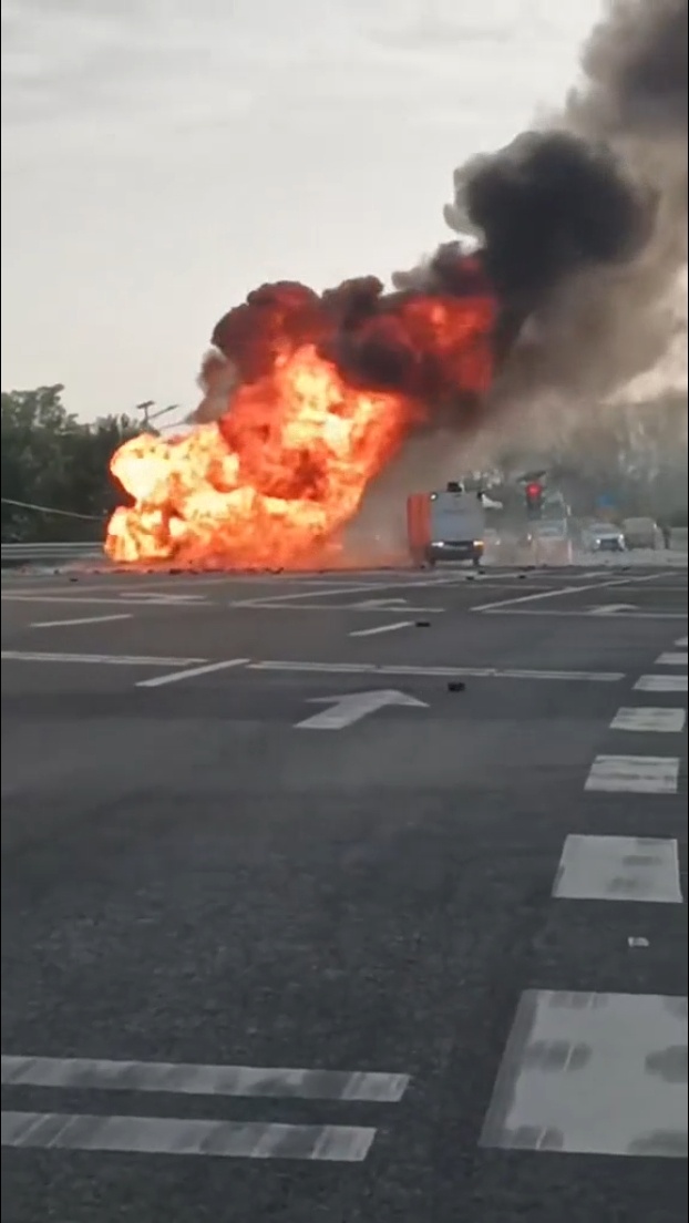 无人驾驶不能识别火焰吗，这也敢冲过去，智驾有没有这方面的测评 