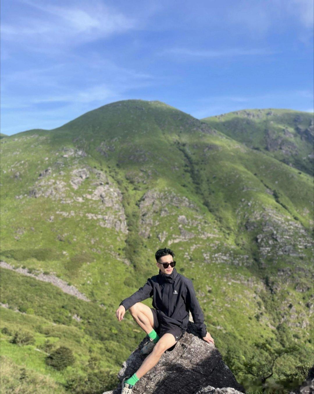 久坐的人真的要练一练屁股出门走一走，爬爬山，多运动，这样才能有好身体，好身材。 