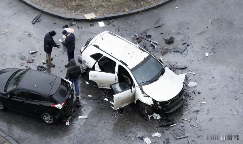 莫斯科南部的一条街上，一位名叫萨尔瓦罗夫的俄军高级将领，早上开车时，车子下面被人