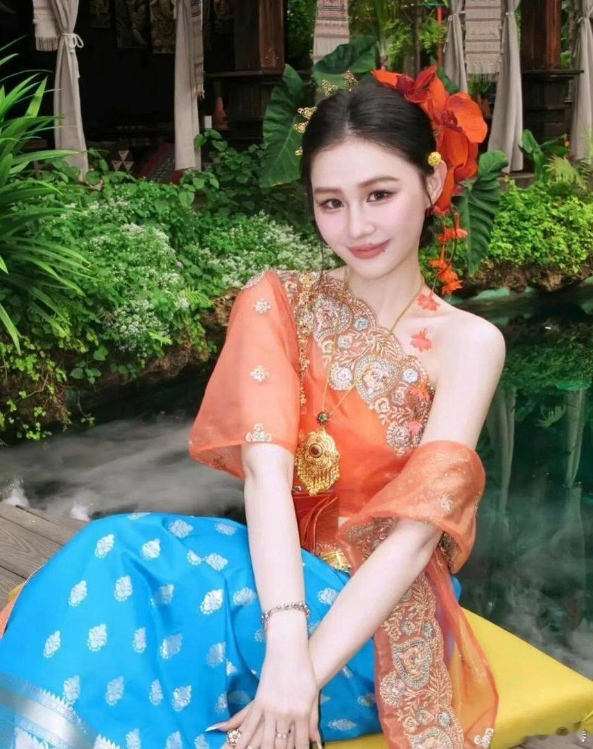 金靖瘦了之后五官都清晰了，现在眼睛好大 
