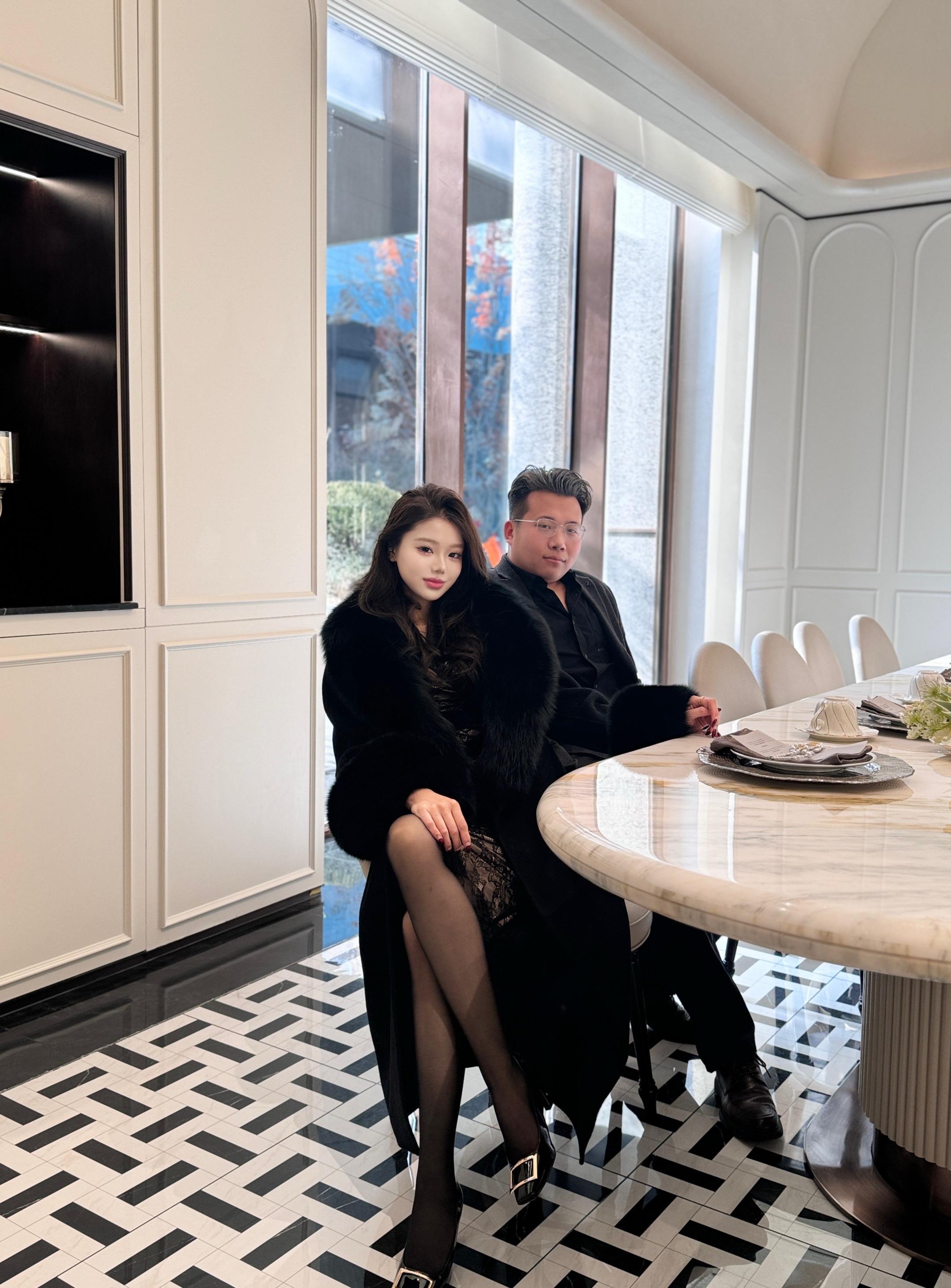 永远服务直接给你钱的那个人，人际关系就是这么简单纯粹。伴侣承担你的付出...