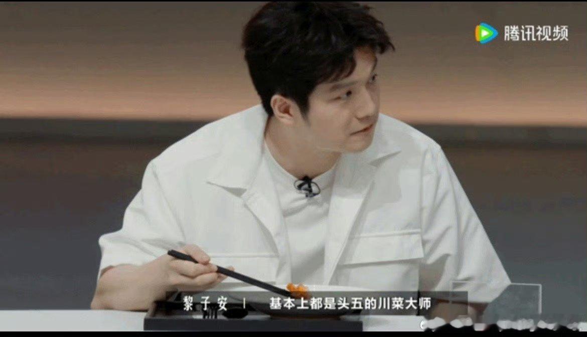 樊振东吃播暖心 放下赛场上的锋芒，认真品尝每一道饭菜。不光真诚对待美食，还记得多