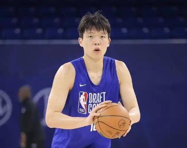 现在的中锋都流行投三分了吗？
在波特兰开拓者135-118大胜76人队的比赛中，