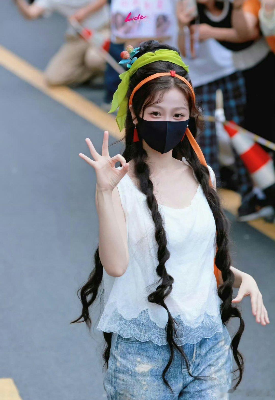 虞书欣田园风发型《念相思》何盼最新妆造来袭，蓬松细碎刘海配上长长的麻花辫，再用丝