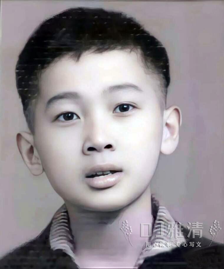 这眉清目秀、唇红齿白的小帅哥，究竟是谁呢？
看着真面熟。
能认出来的朋友，起码有