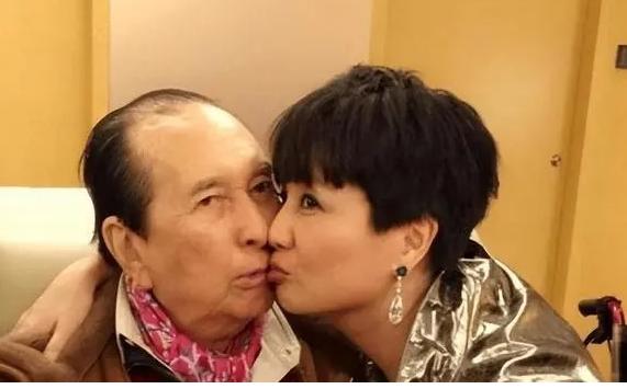 “你每天病殃殃的，我需要再娶一房妻子！”1957年，何鸿燊的妻子躺在病床上，他却