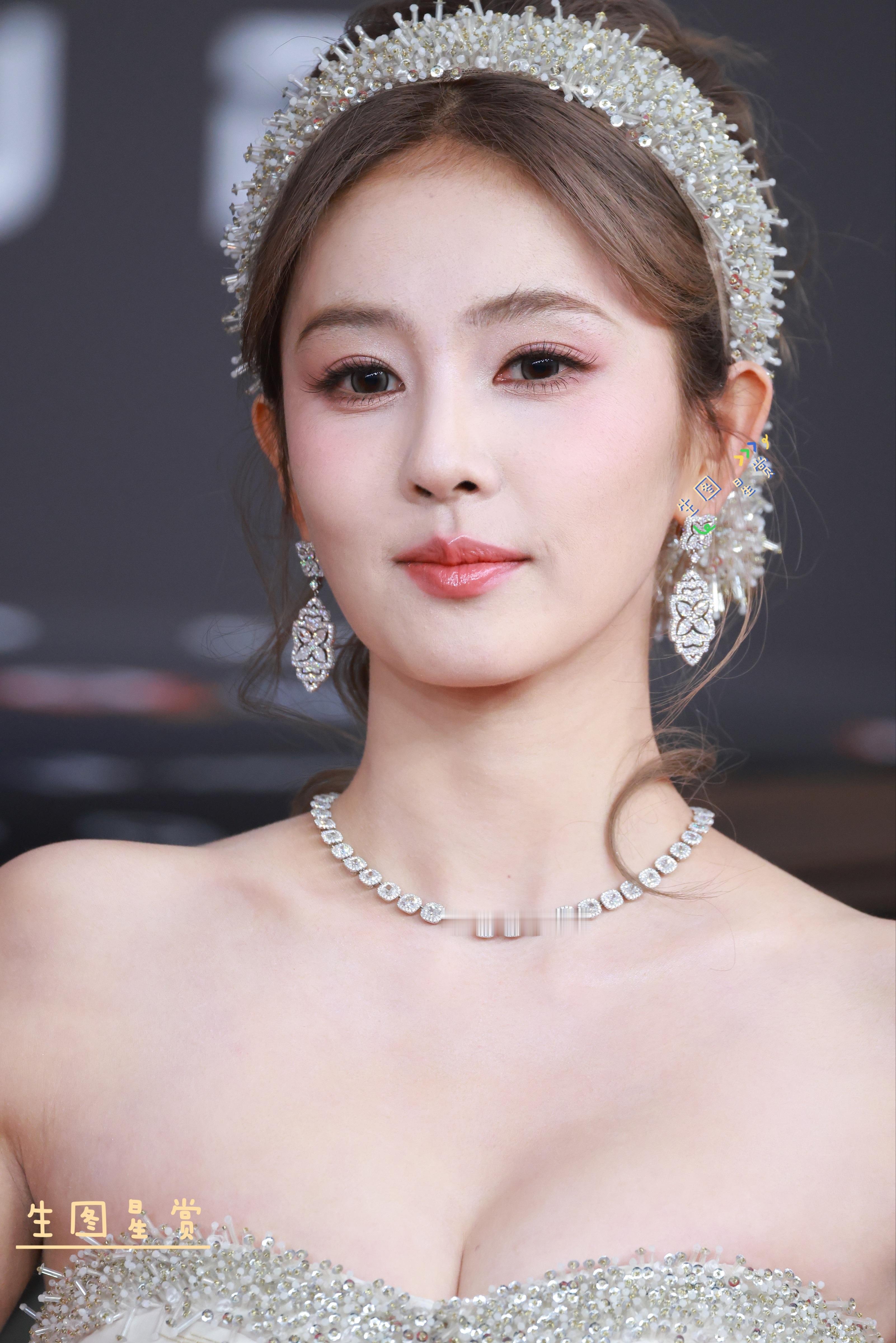 白鹿微博视界大会红毯真香公主·白梦妍🫧[抱一抱]白鹿说我不是第一次一年播三部剧