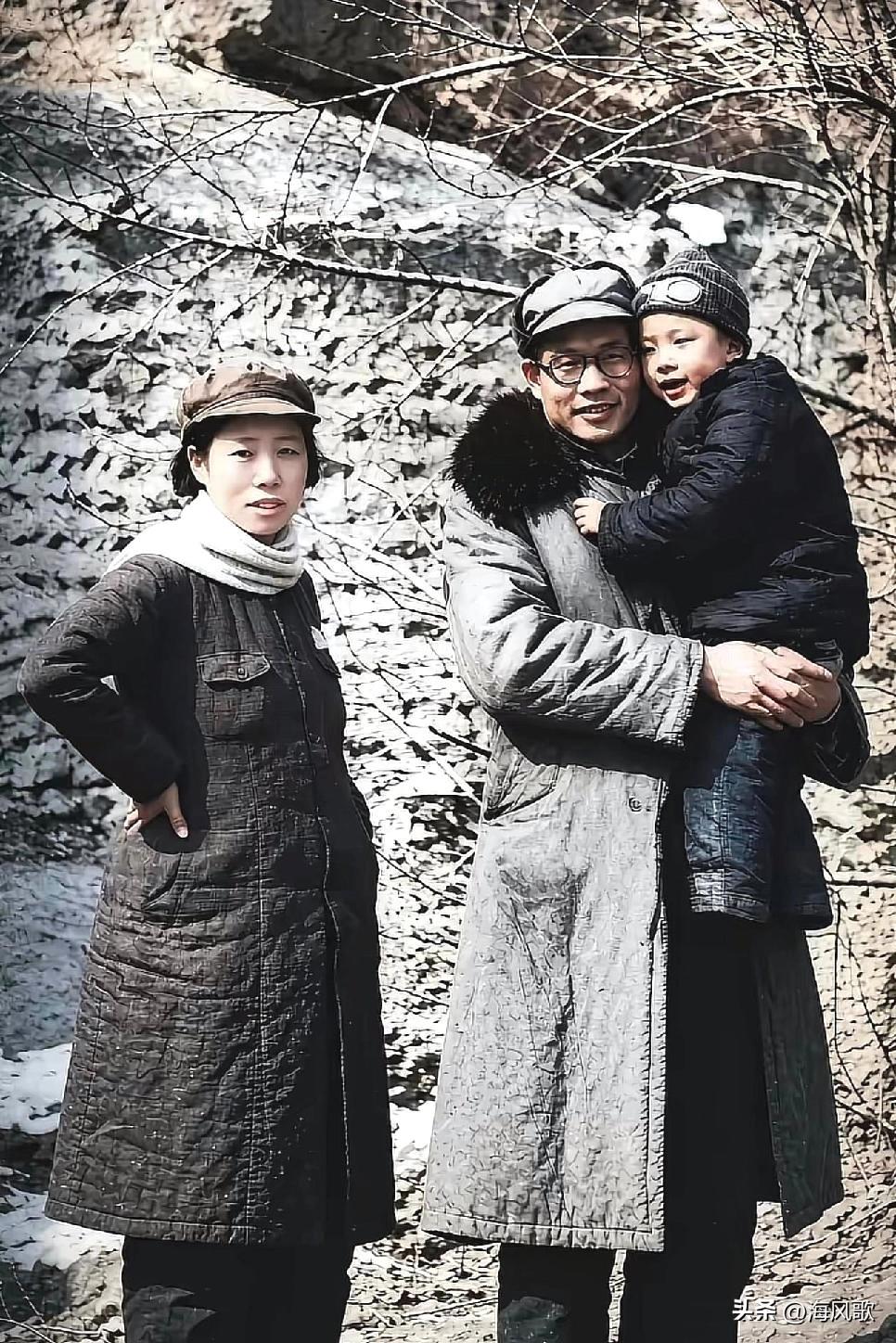 1938年，开国大将萧劲光与妻子朱仲芷合影留念。
朱仲芷出身名门，她的父亲是著名