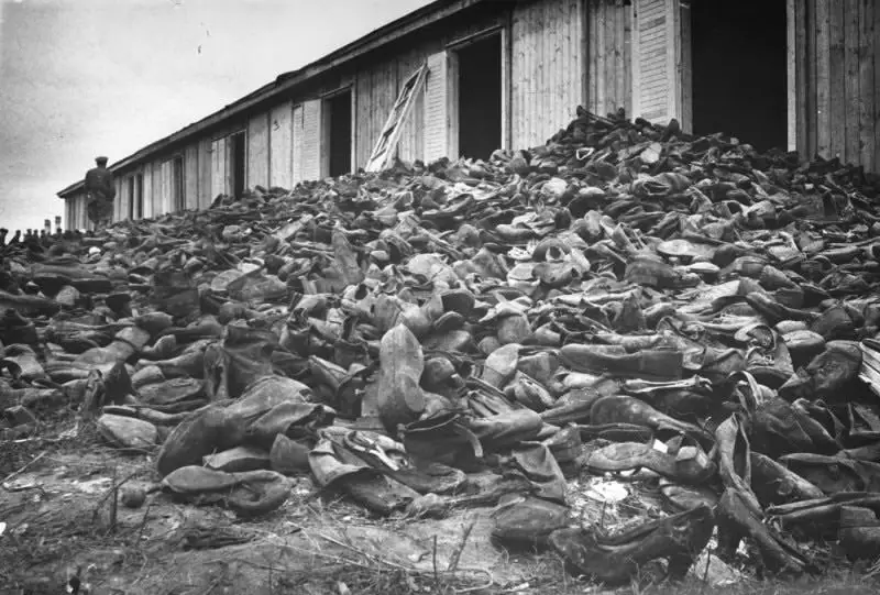 1944年8月，苏联士兵在解放马伊达内克集中营后，走过堆积如山的受害者...