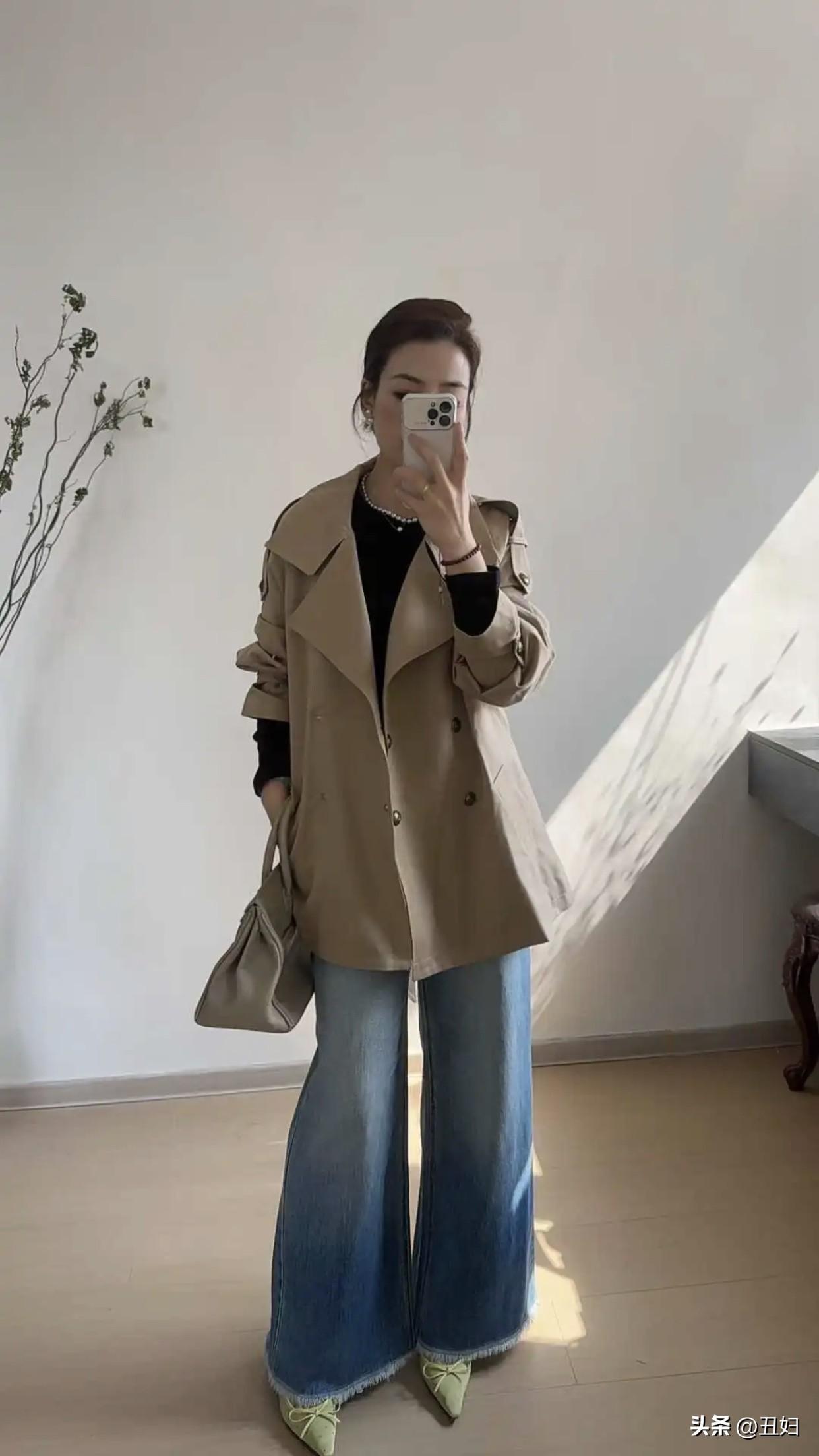 职场女性的穿着应该是什么样子简约风职场穿搭指南：米色外套+牛仔裤，轻松自在