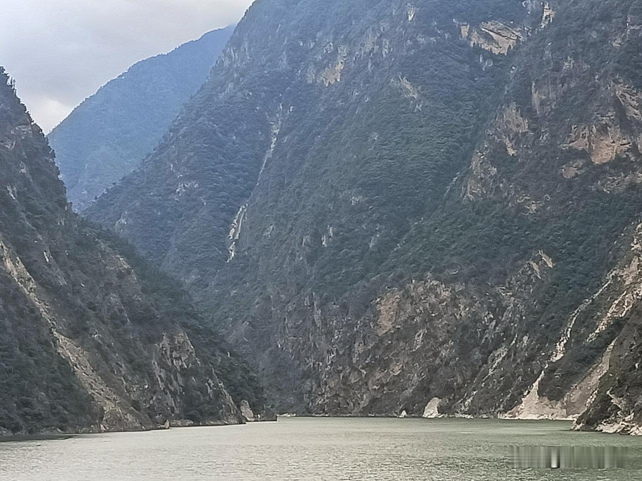 在这种与世隔绝的环境中，生活是一种什么样的体验？
这个村子被群山和大河环绕。唯一