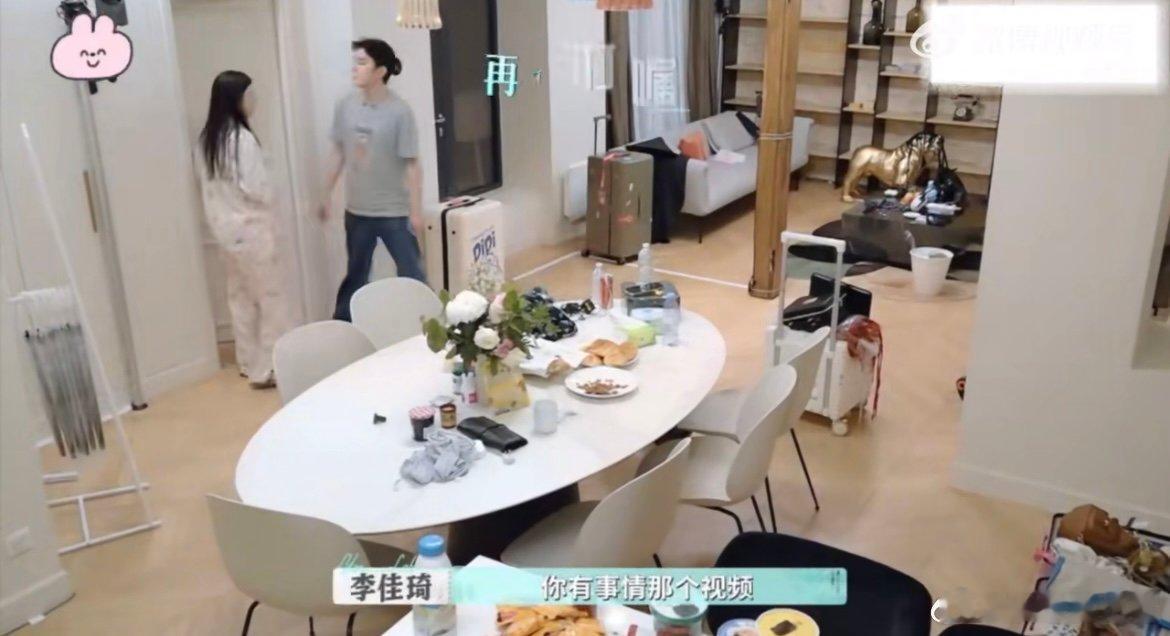 李佳琦最早知道尚雯婕的伤是骨折 尚雯婕回忆巴黎同行时光，李佳琦全程像保镖般紧跟身
