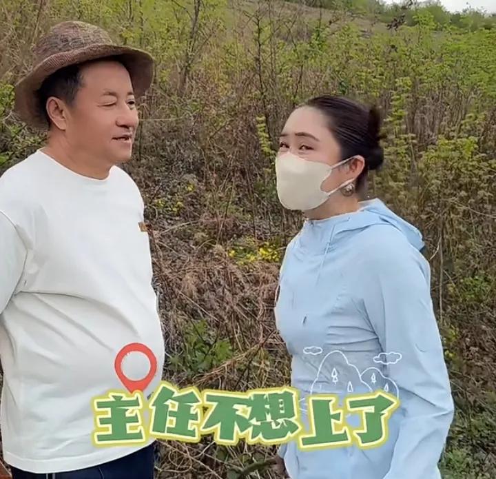 王长贵与妻子回岳母家挖野菜，穿着干净的白色T恤衫，戴着草帽，派头十足。

虽说，