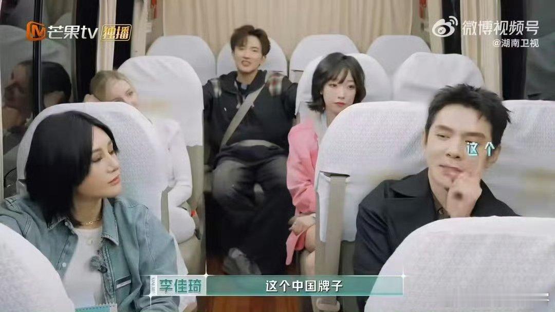 尚雯婕想当李佳琦英语家教暖心神仙互动！李佳琦坦言出国外语是短板，语言成为很大阻碍