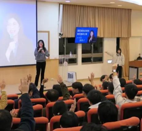 郑丽文倡导避战，强调两岸关系应以和平为基础，避免冲突升级。两岸同属中华民族，血脉