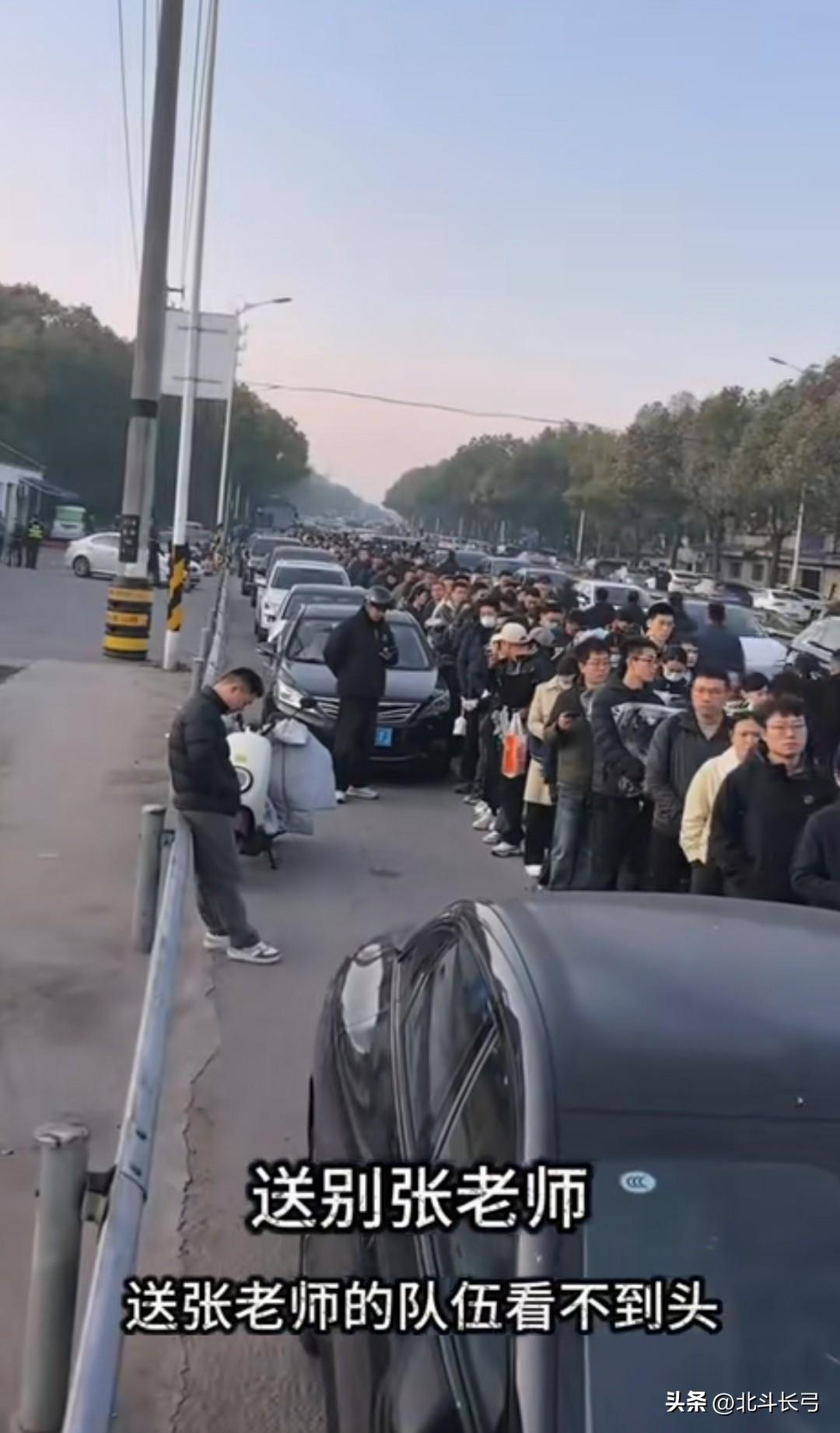 送别雪峰先生
万人相送路何长，天亦动悲凉。
金句犹温耳畔，音容已隔阴阳。

论生