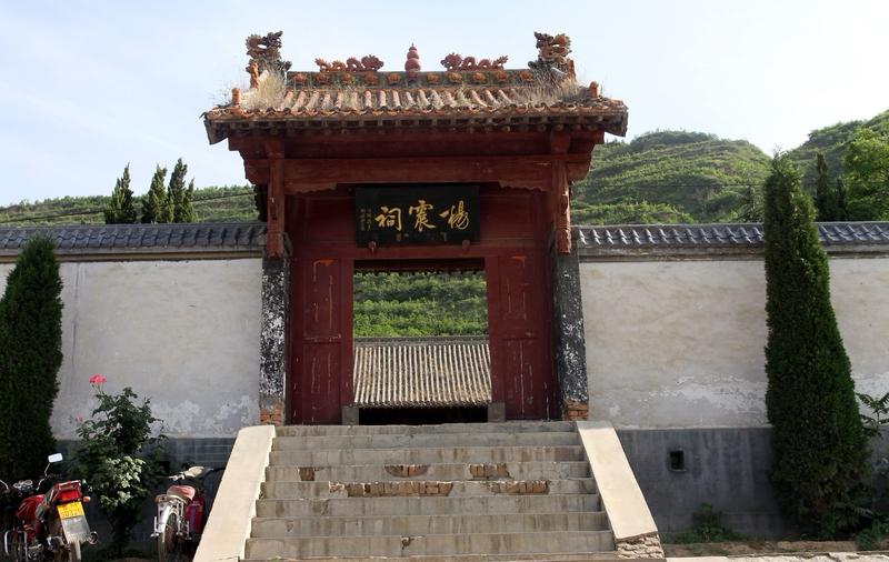 问心无愧

东汉杨震出任太守，
在体察民情时，
路过昌邑县，
在一家旅店住下。