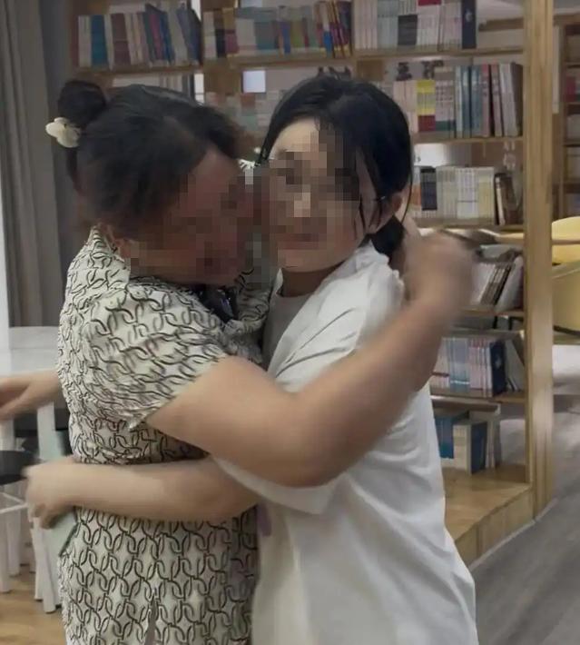 妥妥的清北啊！单亲妈妈扛钢管供女儿读书。6月25日傍晚，成都双流棠湖中学的刘芳坐