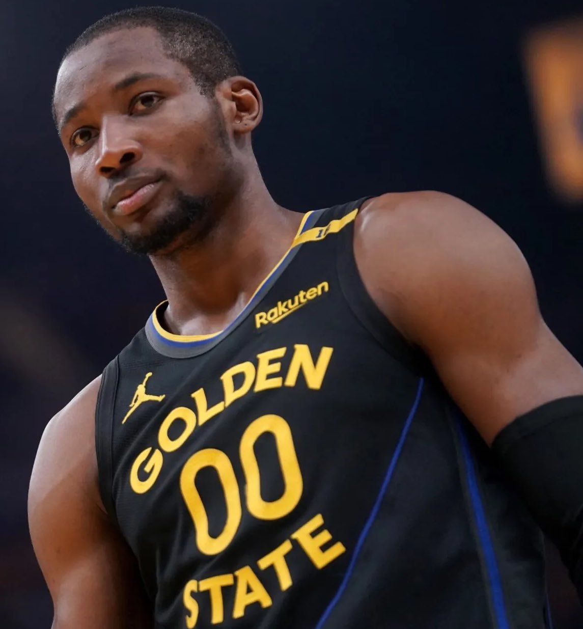 勇士队将在交易季寻求提升中锋位置，预计他们会对尼克·克拉克斯顿表现出兴趣。篮网队