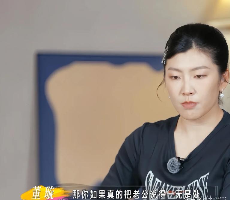 导演问董璇和徐梦桃：“你们女生在老公不在的情况下，是互相调侃自己的老公多一点，还