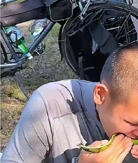 被这张照片震撼了！节省到连西瓜皮都不浪费，广西洪灾却大方的捐出一百万，骑行青年博
