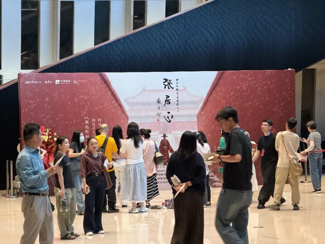 北京人民艺术剧院创作排演的大型历史话剧《张居正》正在深圳滨海艺术中心演出，万历首