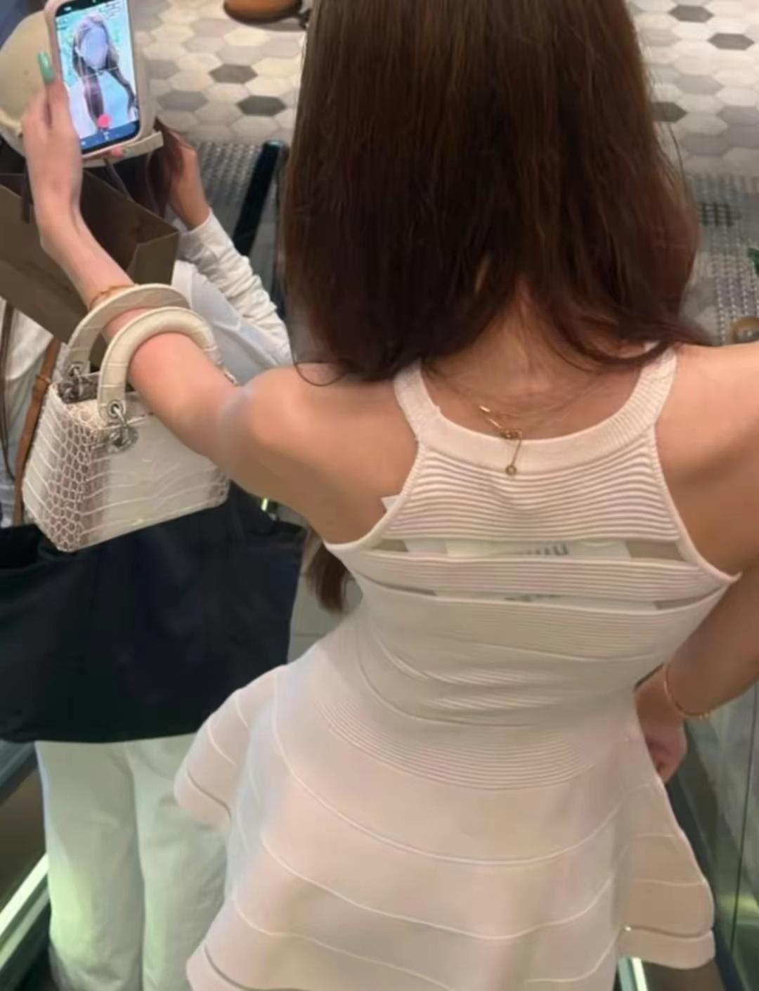 怀疑过衣服不合身，
也怀疑过价格不合适，
就是没想过，这种大夏天的，穿着衣服出来
