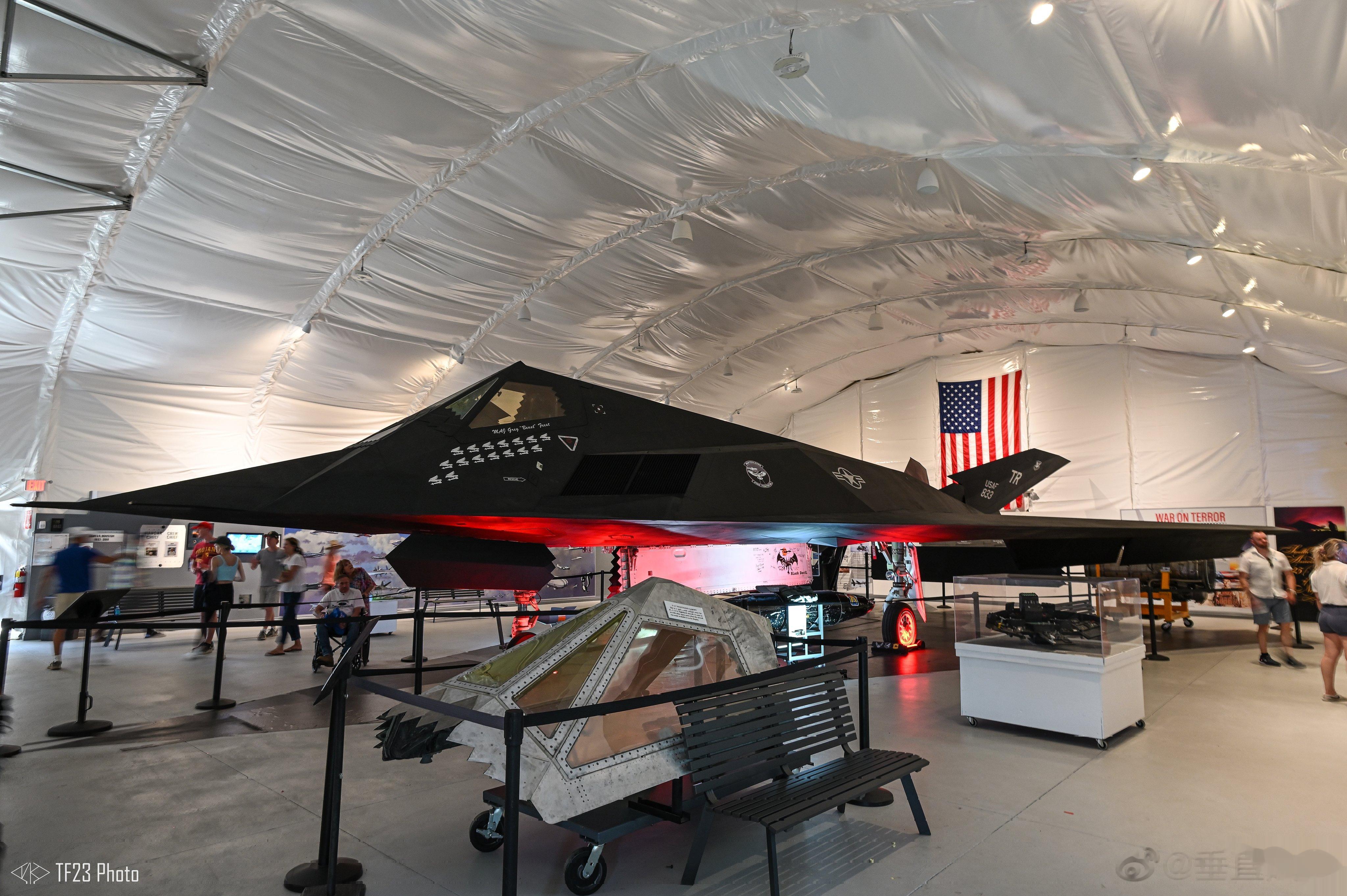 在棕榈泉航空博物馆粉饰一新的F-117A 85-0833 Black Devil