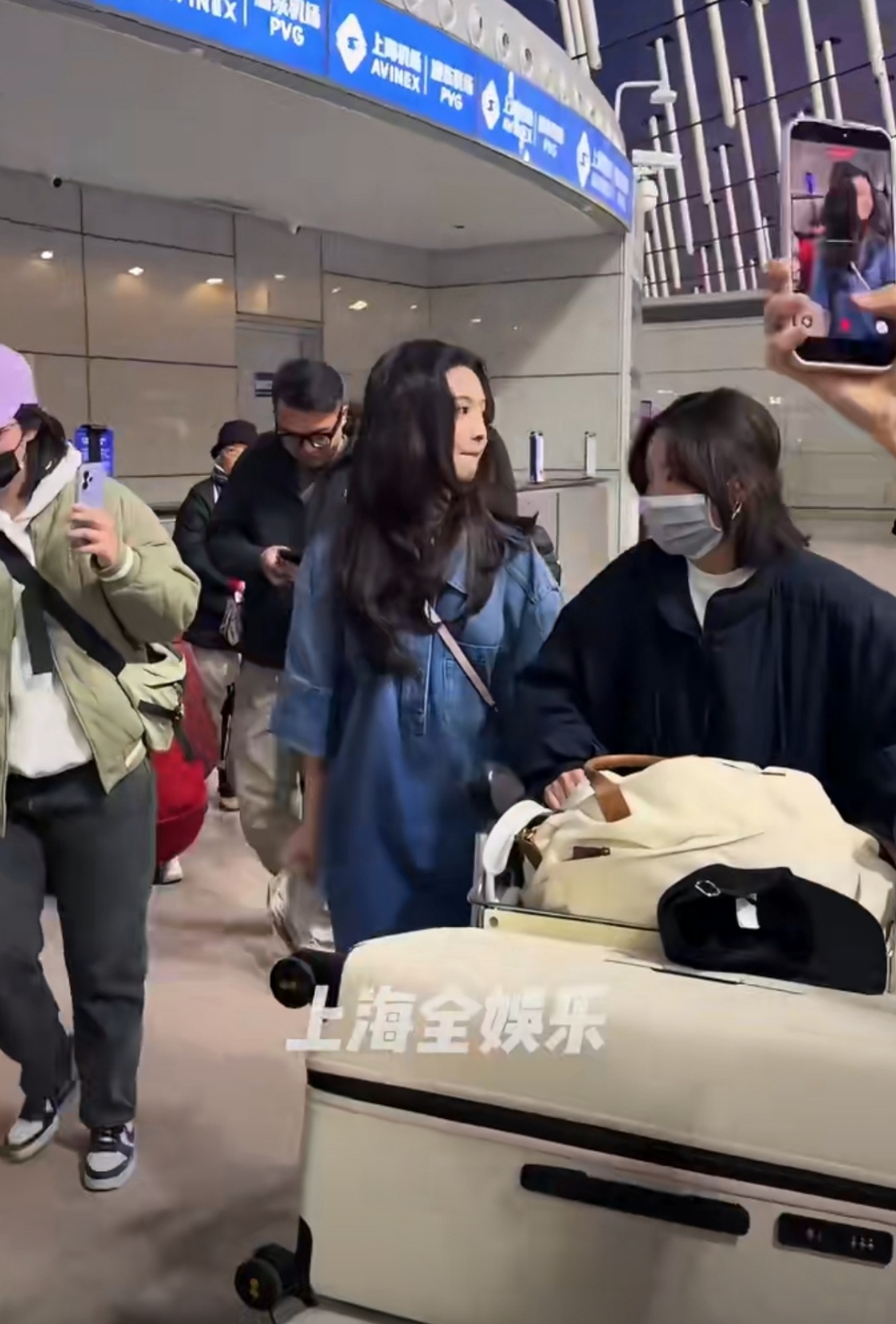 章若楠机场替粉丝道歉章若楠替粉丝向撞到的路人道歉 章若楠机场替粉丝道歉，太圈粉了