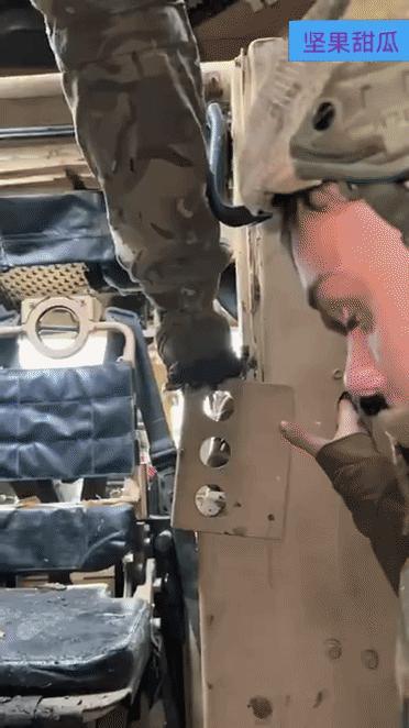乌军搭着美国援助的Maxxpro 防地雷反伏击车在前线移动，里面的军人非常的紧张