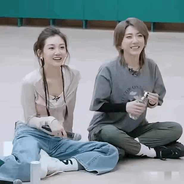 苗苗的确相貌出众，已经生了三个孩子，但丝毫没有妈妈的架子。看来郑凯真是前世修来福