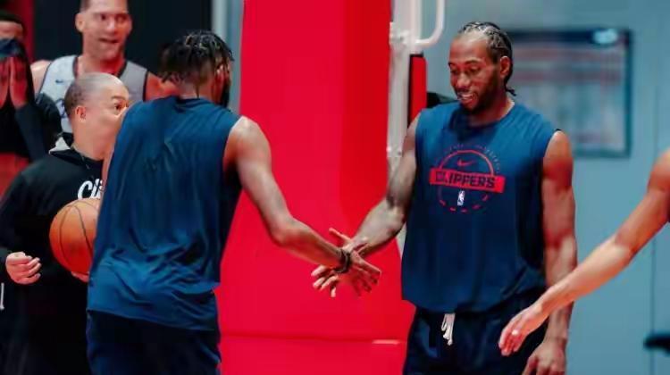 比尔又缺阵，太阳的进攻直接断了半条腿。
杜兰特一个人扛着全队，腿都快跑断了。
快