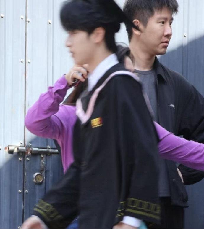 严浩翔身姿挺拔真的好帅啊毕业快乐严浩翔 毕业快乐严浩翔，严浩翔身姿挺拔真的好帅啊