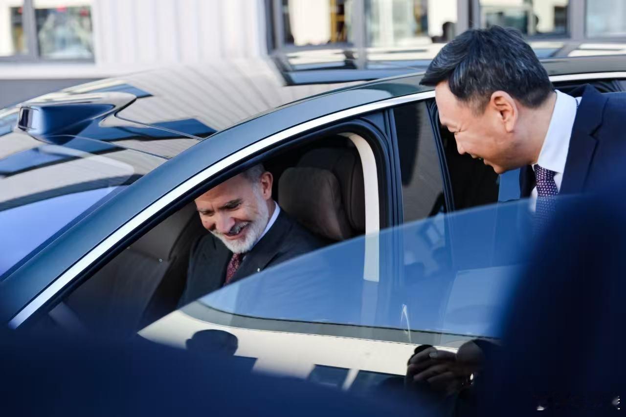 西班牙国王费利佩六世为中国新能源车点赞“非常美”！携鸿蒙座舱、华为ADS智驾与空