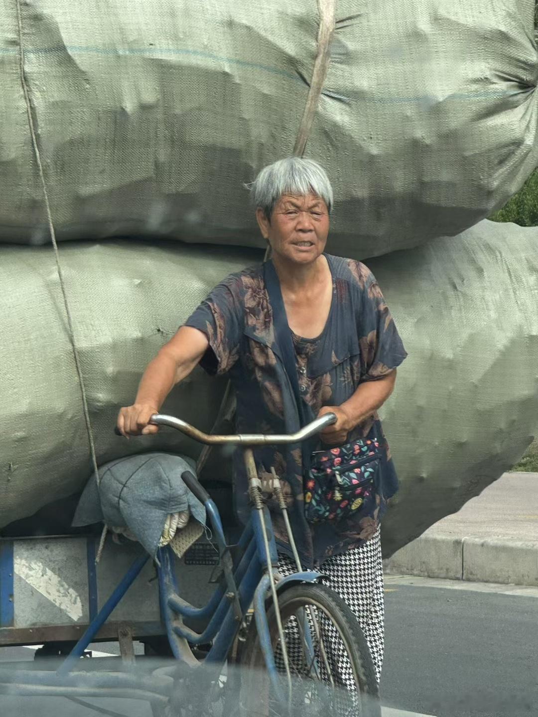 一大早出门看见的这一幕，生活不易 ​​​