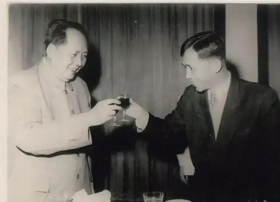 这是1970年代，越南领导人来访，毛主席在招待宴会上和这位对毛主席毕恭毕敬的越南