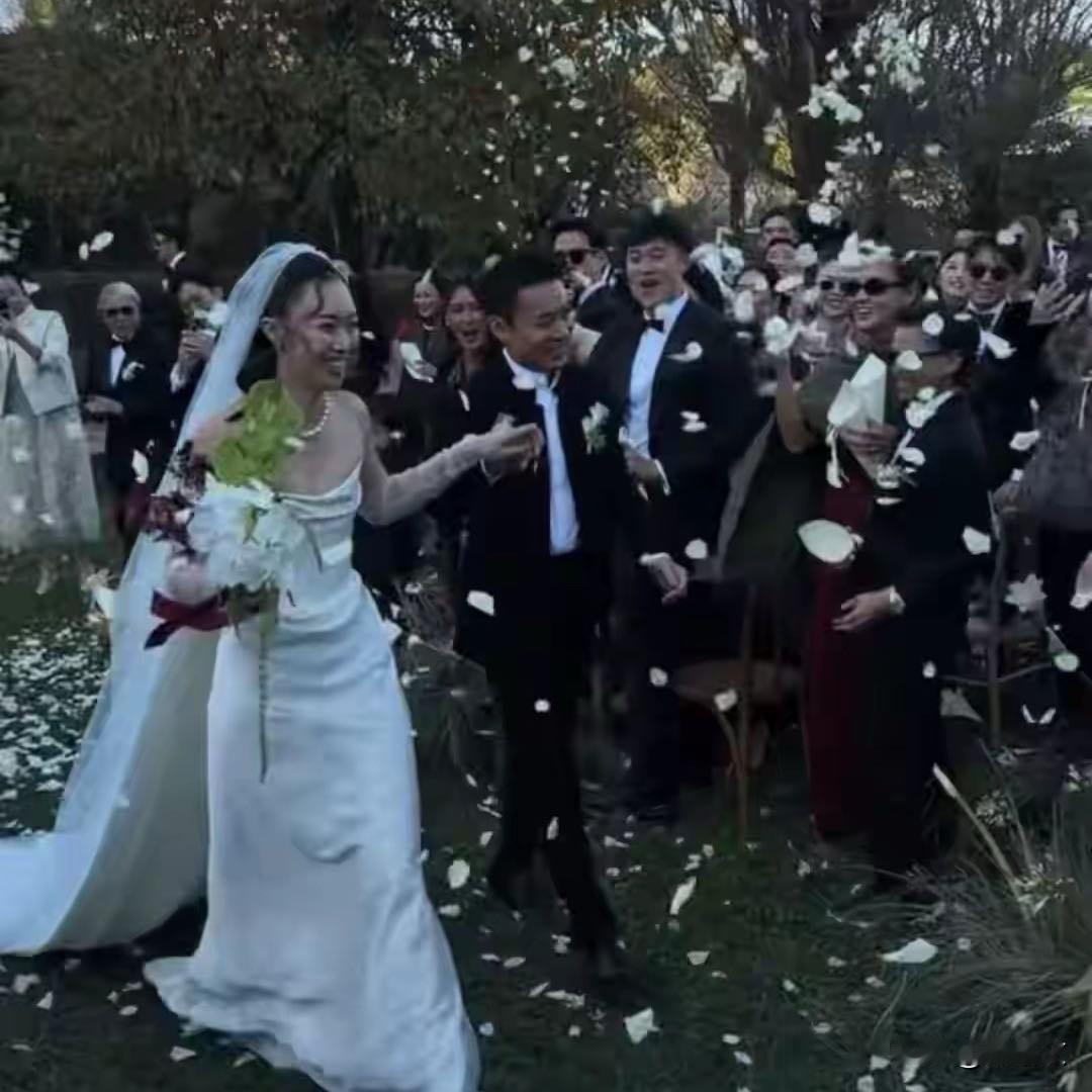 霍启仁玉龙雪山办婚礼！霍震霆朱玲玲同框，新娘疑似怀二胎？
 
豪门大瓜来得猝不及