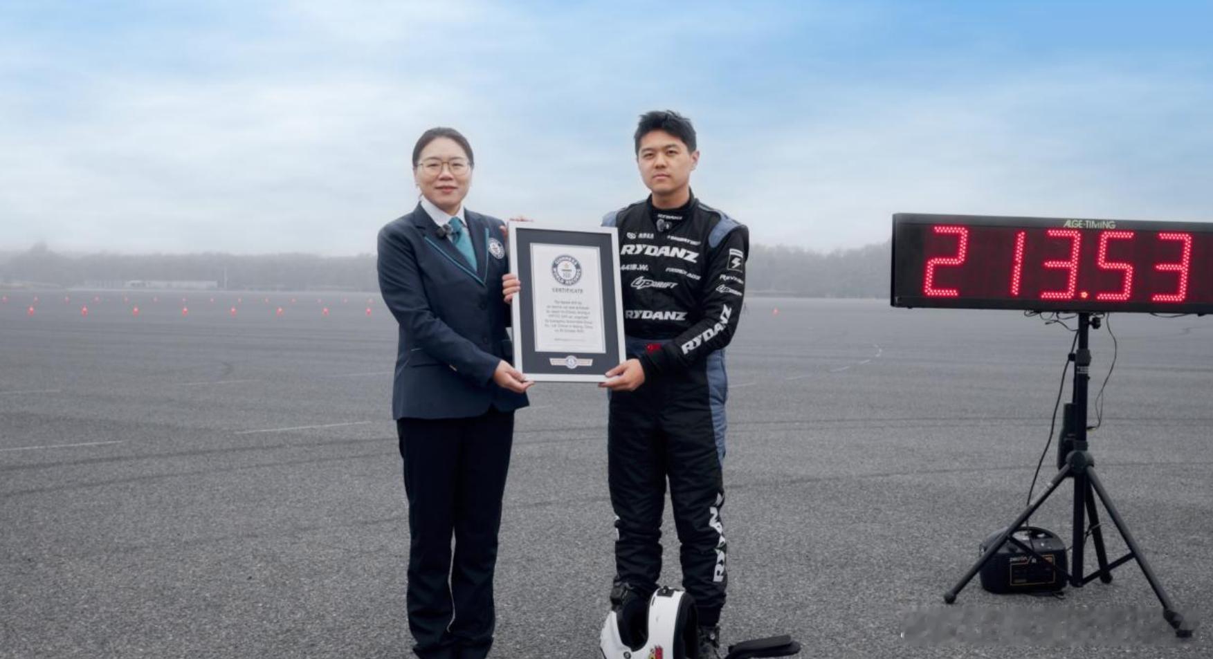 ‌中国超跑新标杆！昊铂SSR刷新纯电车漂移世界纪录，直接飙出‌213.523km