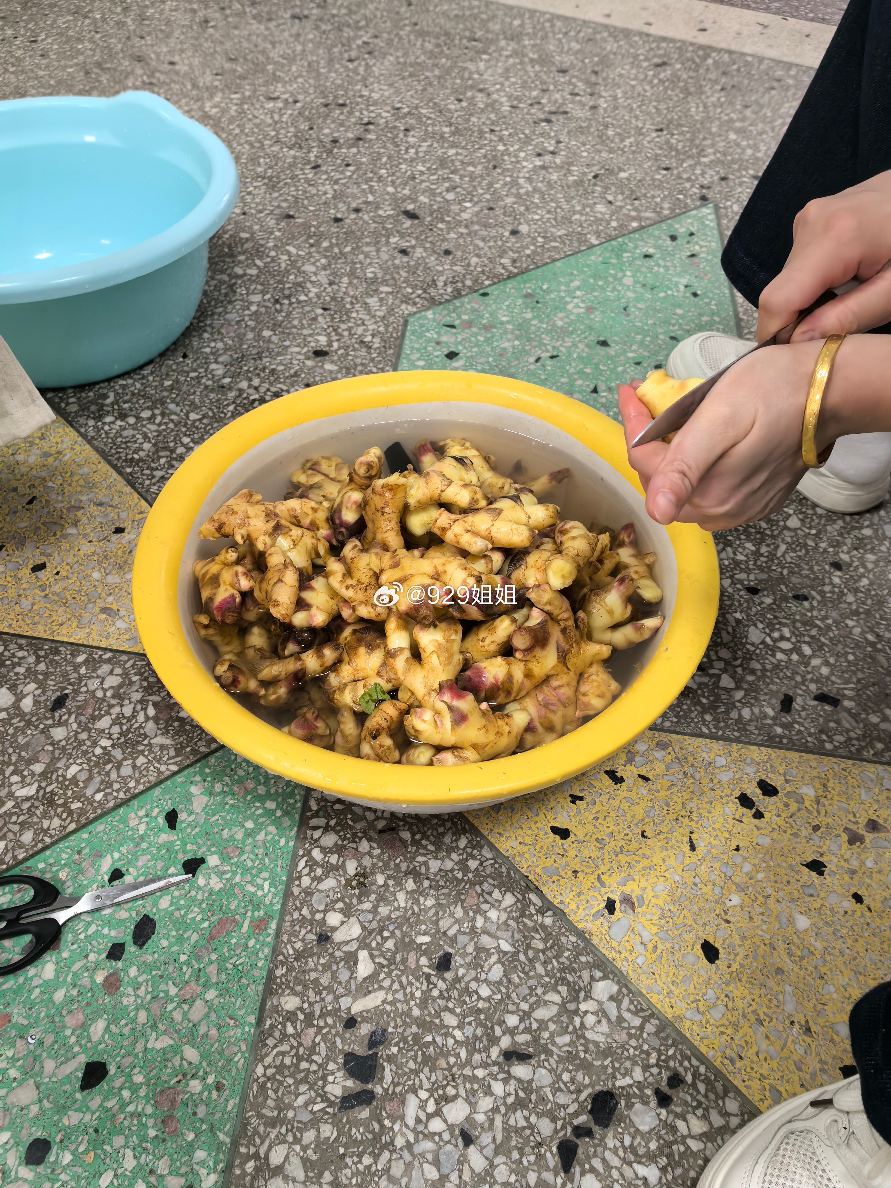 她们又从网上买了生姜回来准备自制腌姜我不吃了上次吃了点皮燕子痛到现在还妹好[do