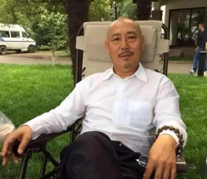 1991年，身价上亿的李诚儒，把结发妻子和6岁儿子赶出家门，随后娶了年轻的女友。