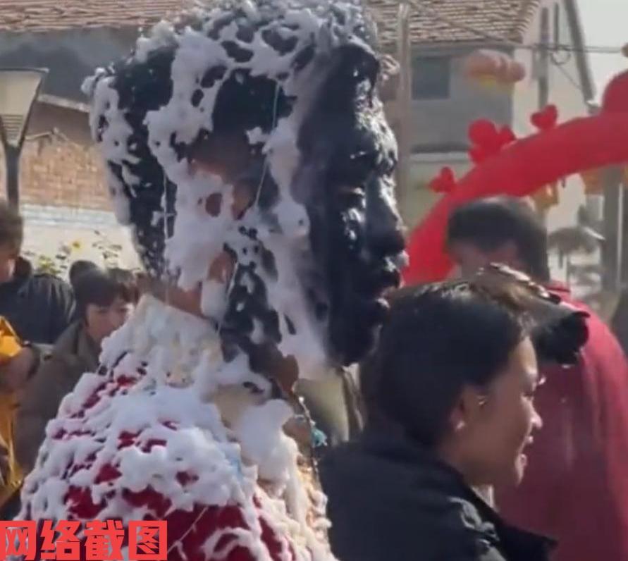 河南有新人结婚新郎被人婚闹。

这可是结婚的快乐日子，却看新郎被人涂了个大黑脸还