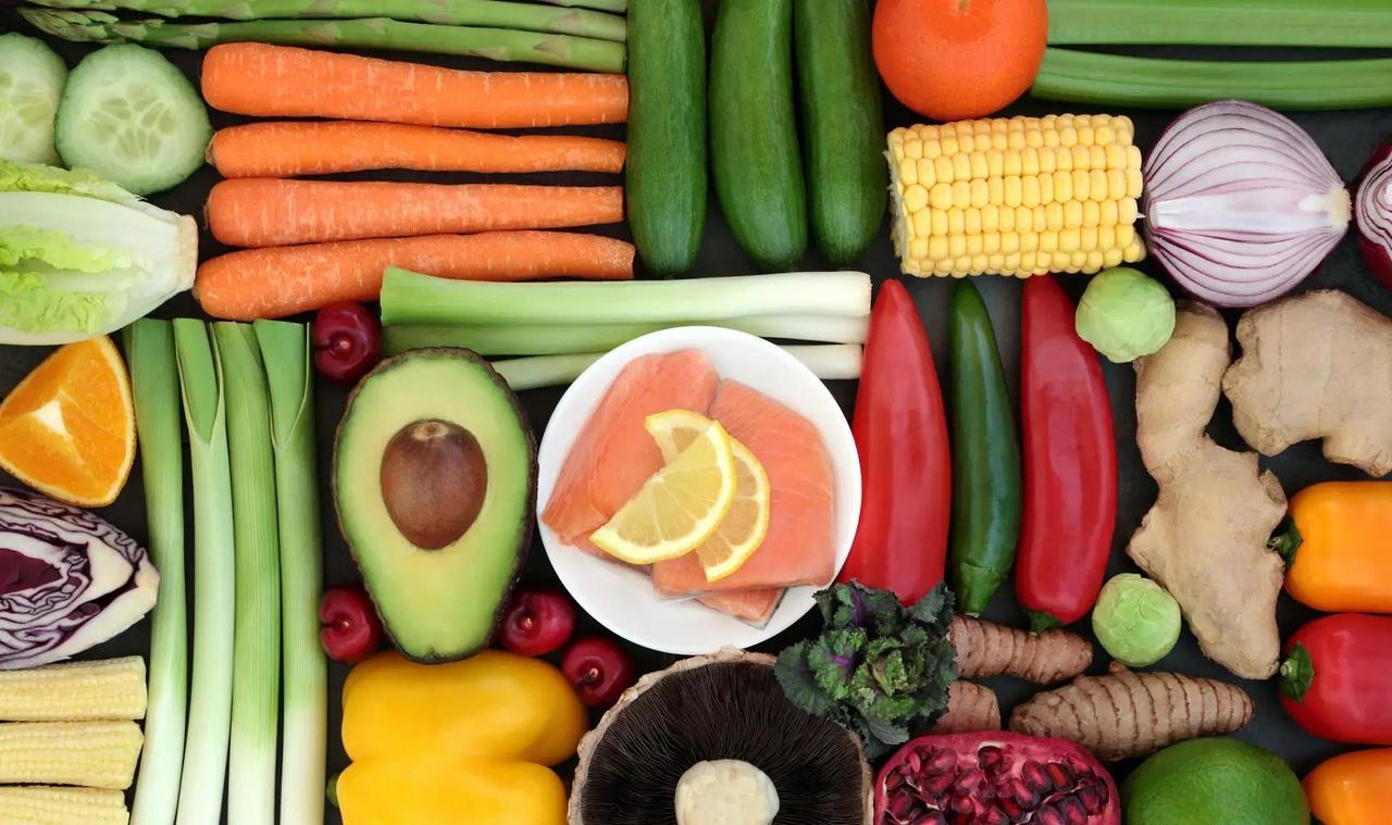 退休的李阿姨平时最爱和老伴一起鼓捣各种好吃的，炸鸡、辣味小吃、甜点这些重口味零食