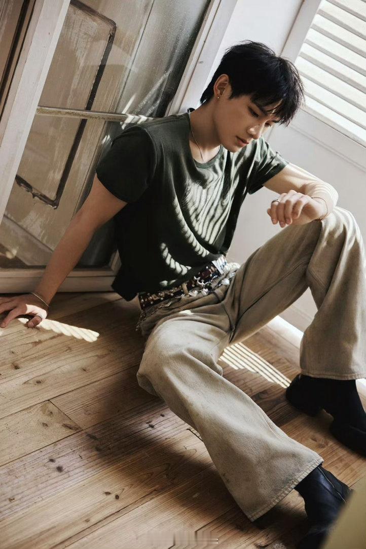 我家那小子姚琛在镜头前大方换衣 姚琛这段换衣镜头，应该能排进今年综艺名场面。腹肌