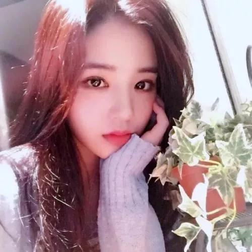 阳光明媚的午后，温柔的笑容和绿植相伴。秋日清新照 春日笑容 绿植风景照 治愈系草