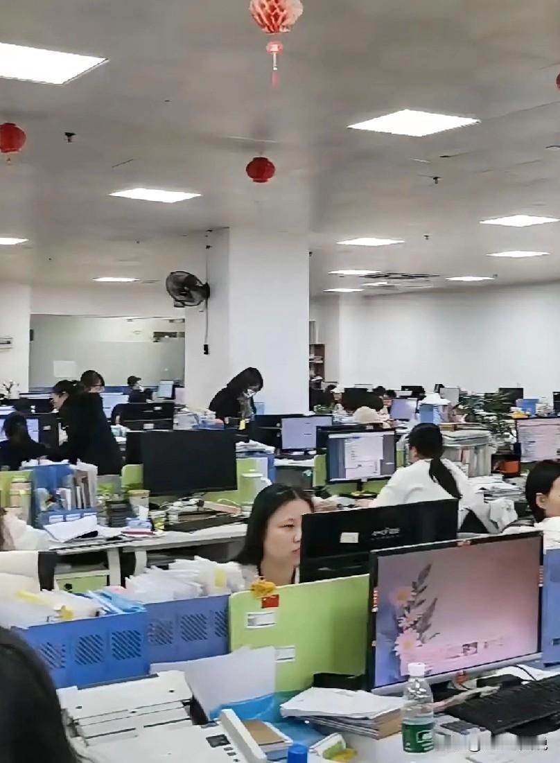 几个80后老帮菜聚会，喝到有点上头时开始忆往昔，一哥们说自己最傻叉的事就毕业那年